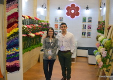 Natural Flowers Colombia consists of seven different Colombian growers mostly (but not exclusively) specialized in growing ánd colouring carnation. At the show, the growers were represented by Maria Ocampo and Germán Rojas.